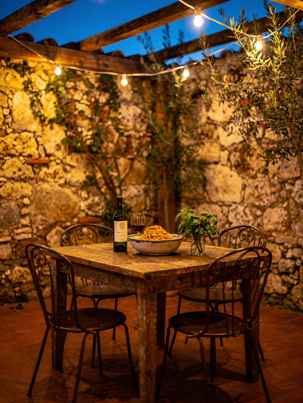 Linen-draped dining table with fresh wildflowers and hand-painted pottery in Castelmuzio